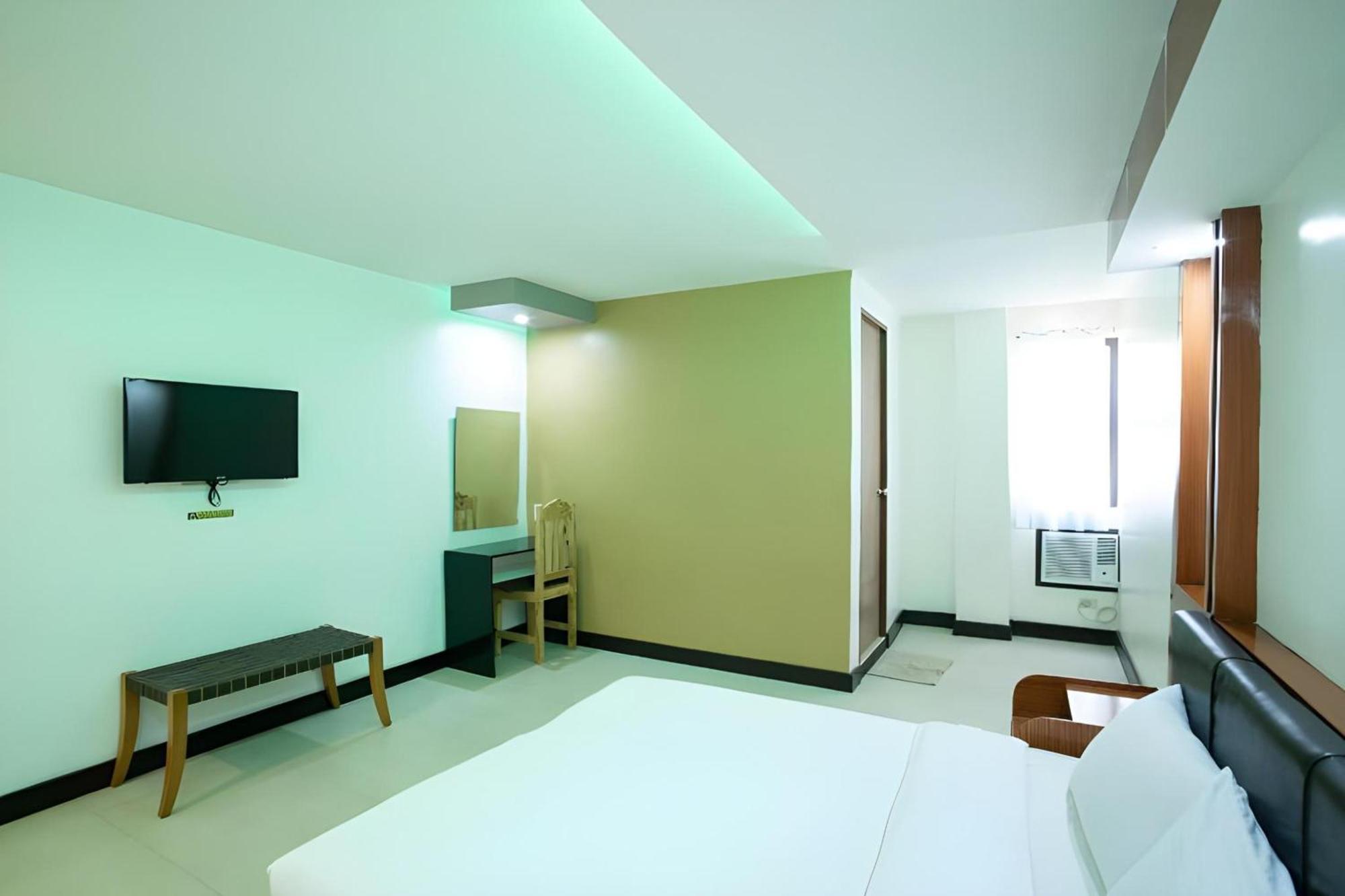 Oyo 195 Ranchotel - Binan Buitenkant foto