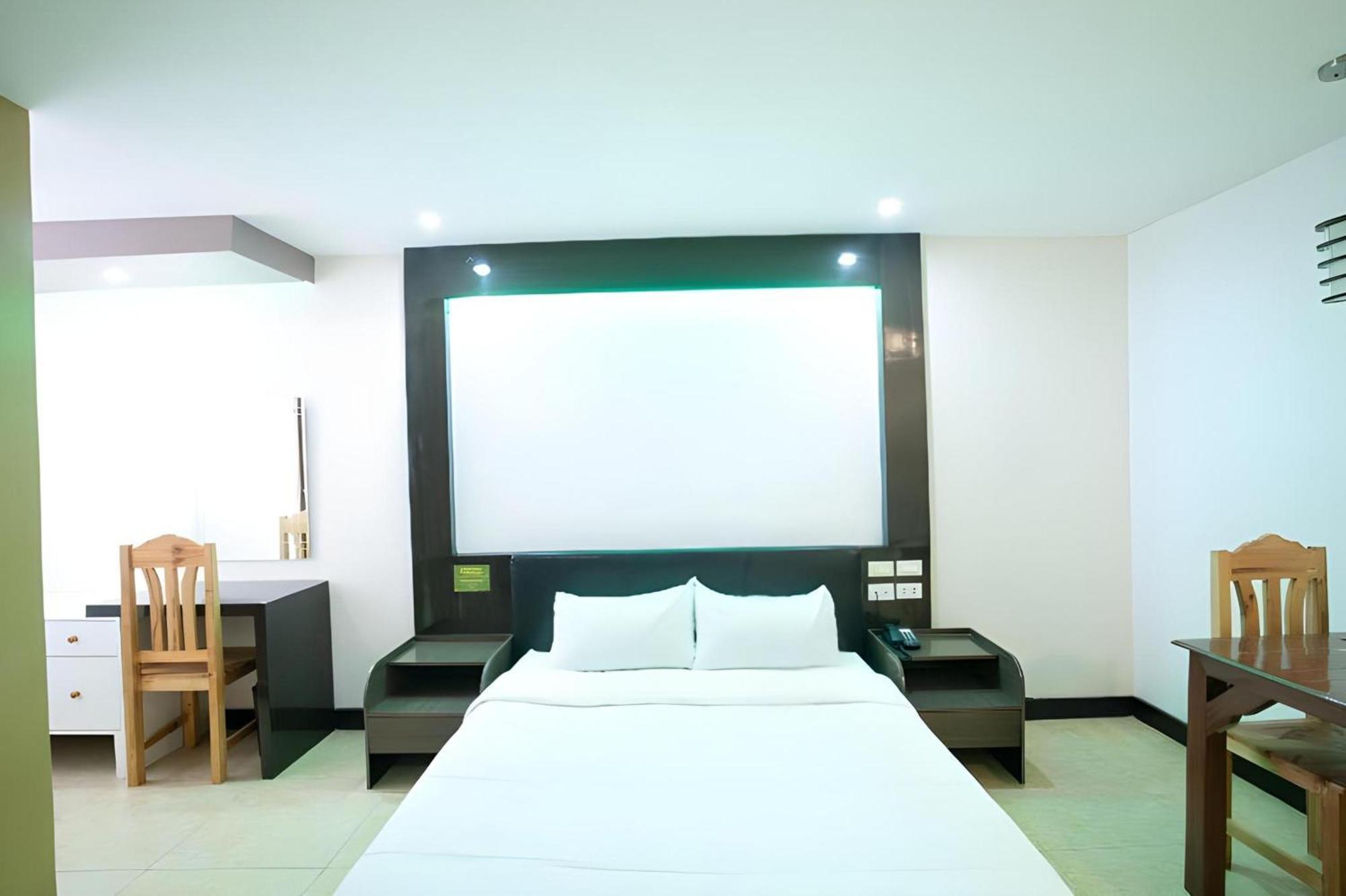 Oyo 195 Ranchotel - Binan Buitenkant foto