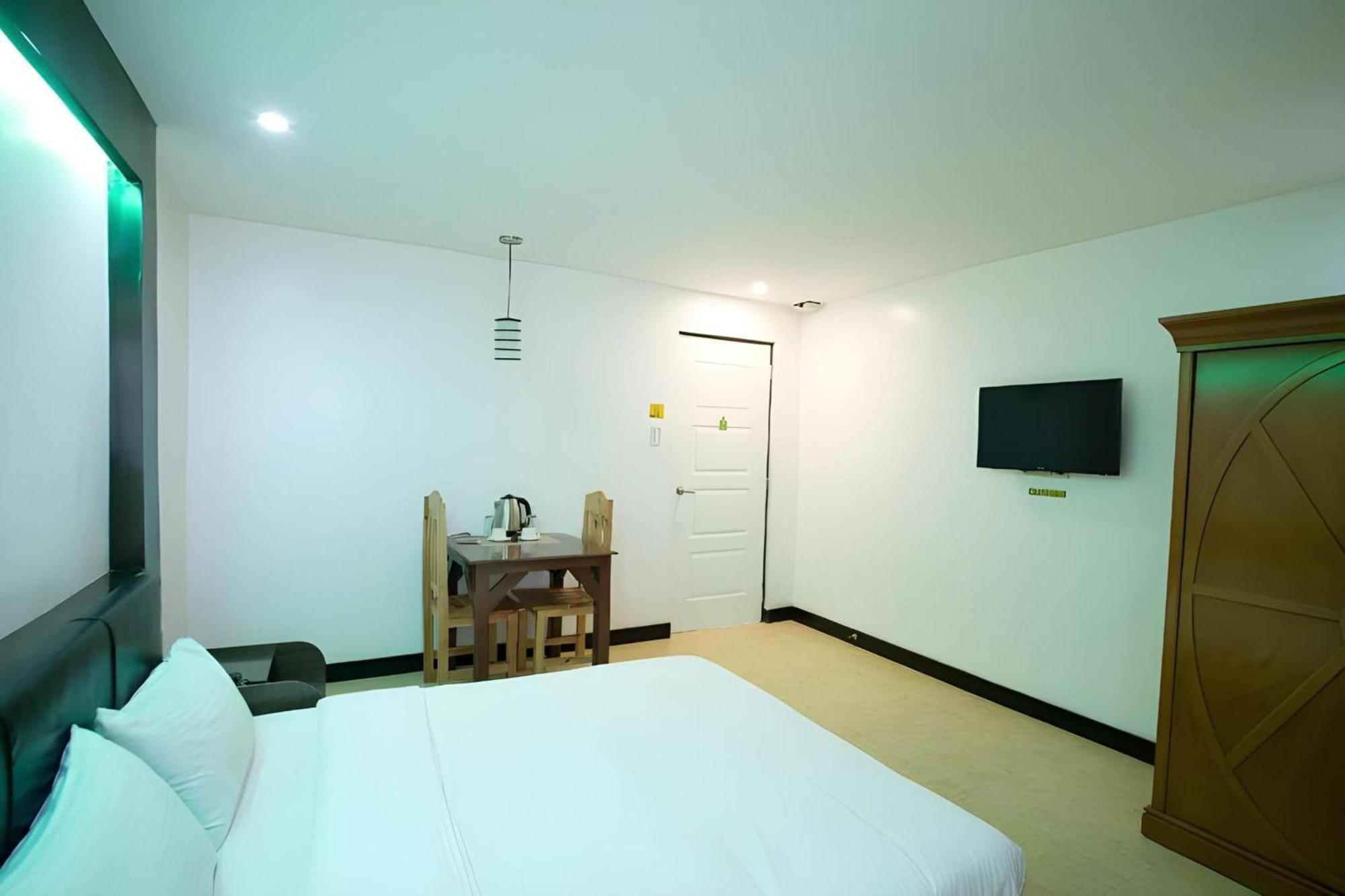 Oyo 195 Ranchotel - Binan Buitenkant foto