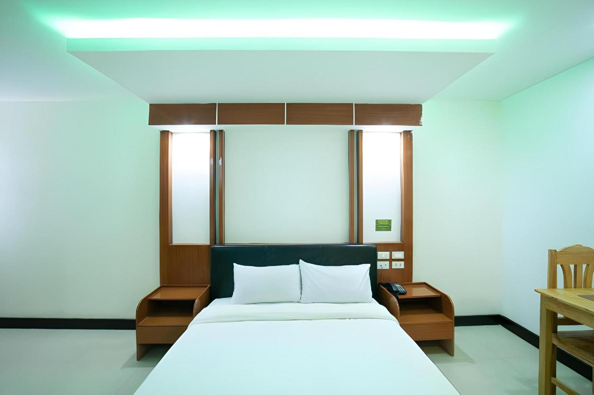 Oyo 195 Ranchotel - Binan Buitenkant foto