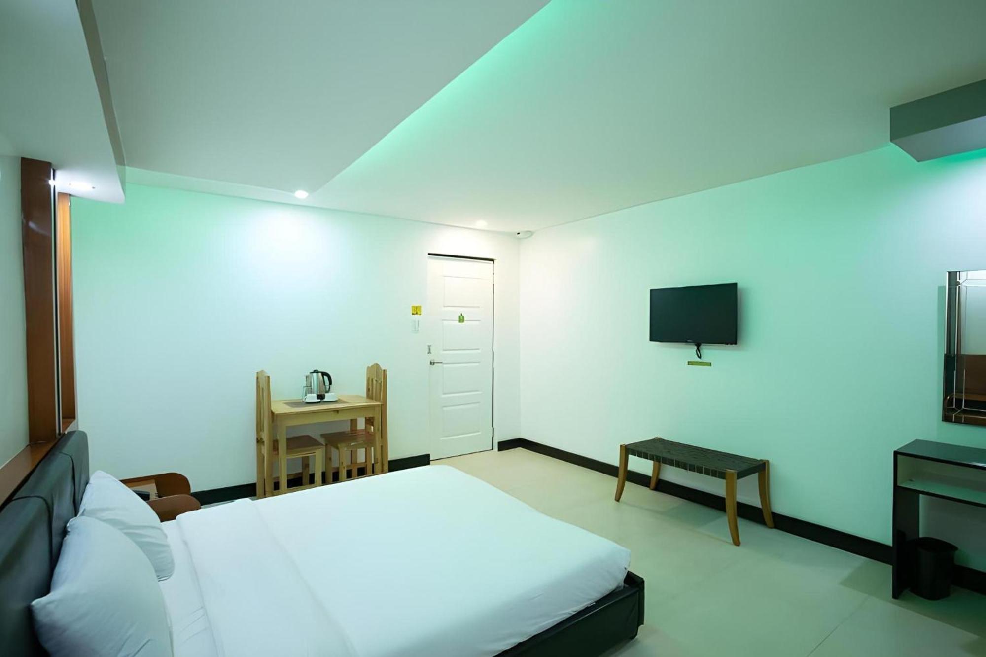 Oyo 195 Ranchotel - Binan Buitenkant foto