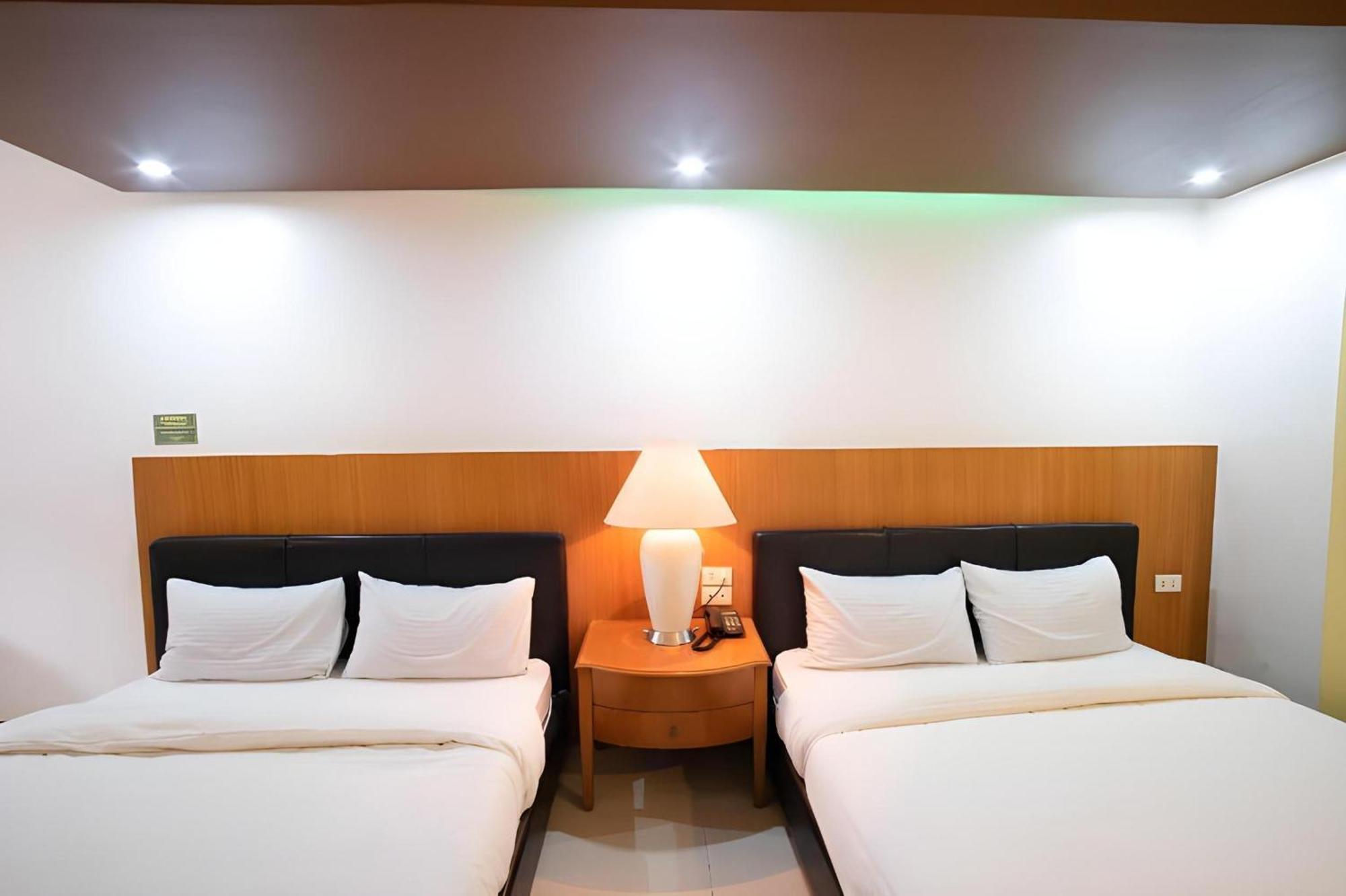 Oyo 195 Ranchotel - Binan Buitenkant foto