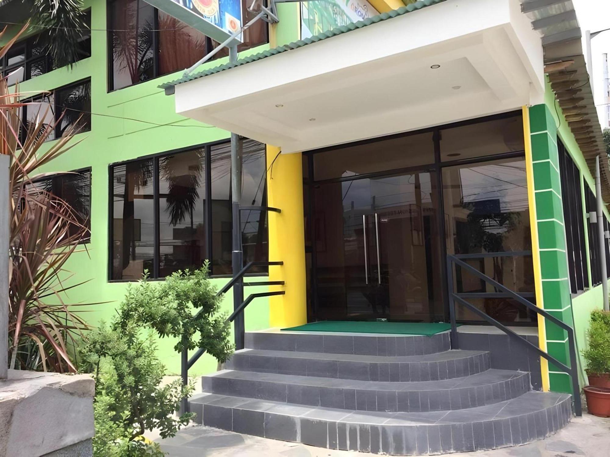 Oyo 195 Ranchotel - Binan Buitenkant foto